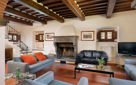 Villa Castelluccio - Arezzo, Toscana: Couch, Ejendom, Bord, Møbel, Billedramme, Træ, Stue, Indretning, Belysning, Studio Couch