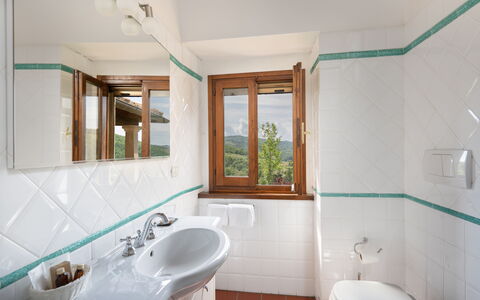 Villa Castelluccio - Arezzo, Toscana: Spejl, Sanitærarmatur, Tap, Ejendom, Håndvask, Badeværelsesvask, Azure, Badeværelse, Indretning, Træ