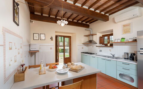 Villa Castelluccio - Arezzo, Toscana: Ejendom, Cabinetry, Countertop, Vindue, Træ, Skuffe, Indretning, Bord, Bygning, Køkken