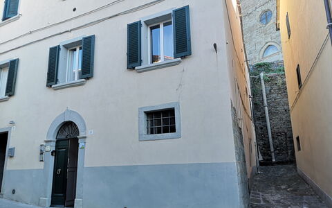 Casa Del Borgo: Ejendom, Vindue, Bygning, Blå, Azure, Dør, Facade, City, Vej