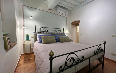 Casa Del Borgo: Møbel, Ejendom, Bygning, Komfort, Seng, Bed Frame, Indretning, Etage, Træ