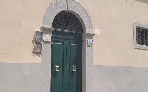Casa Del Borgo: Vindue, Bygning, Blå, Dør, Hus, Træ, Home Dør, Toner Og Skygger, Facade