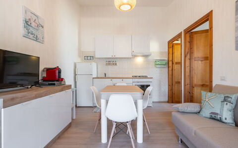 Il Faro Blu: Møbel, Bord, Bygning, Træ, Etage, Gulvbelægning, Ejendom, Hårdttræ, Hus