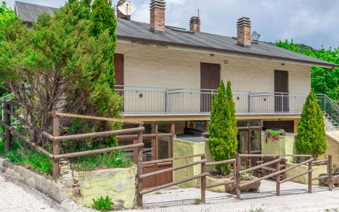 Casa Tramonti: Plante, Himmel, Bygning, Ejendom, Vindue, Sky, Grøn, Træ, Hus, Land Lot