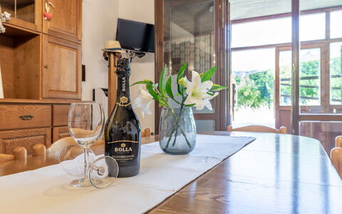 Casa Tramonti: Bord, Møbel, Ejendom, Plante, Cabinetry, Flaske, Bygning, Vindue, Træ, Countertop