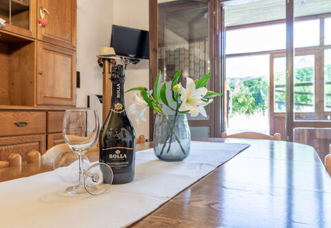 Casa Tramonti: Bord, Møbel, Ejendom, Plante, Cabinetry, Flaske, Bygning, Vindue, Træ, Countertop