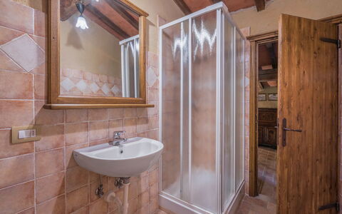 Mulino Al Suono - Badia Agnano, Toscana: Spejl, Tap, Håndvask, Sanitærarmatur, Ejendom, Badeværelsesvask, Badeværelse, Træ, Bygning, Indretning
