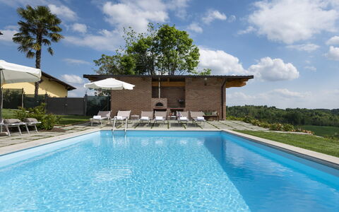 Casa San Grato - Roero - Langhe, Piemonte: Sky, Vand, Plante, Himmel, Ejendom, Bygning, Svømmepøl, Azure, Træ, Skygge