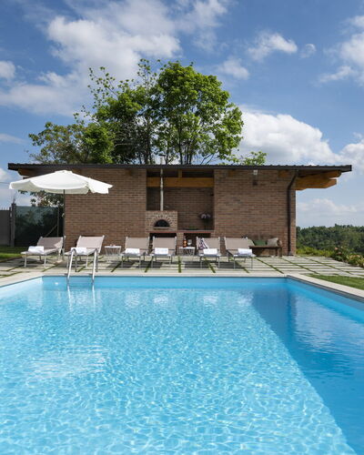 Casa San Grato - Roero - Langhe, Piemonte: Sky, Vand, Plante, Himmel, Ejendom, Bygning, Svømmepøl, Azure, Træ, Skygge