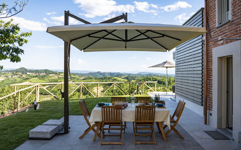 Relais Casa Clara - Roero - Langhe, Piemonte: Himmel, Sky, Ejendom, Møbel, Plante, Skygge, Bord, Bygning, Udendørs Møbler, Vindue