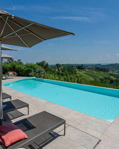 Relais Casa Clara - Roero - Langhe, Piemonte: Blå, Svømmepøl, Udvej, Udendørs Møbler, Liggestol, Eco Hotel, Landscaping, Skygge, Stol, Paraply