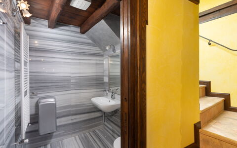 Villa Torre Delle Rose - Firenzuola, Private Pool,: Bygning, Sanitærarmatur, Træ, Håndvask, Tap, Indretning, Gulvbelægning, Etage, Badeværelse