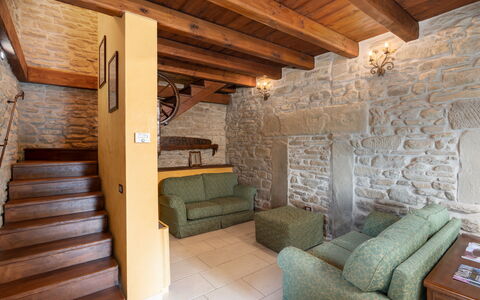 Villa Torre Delle Rose - Firenzuola, Private Pool,: Træ, Indretning, Arkitektur, Couch, Etage, Gulvbelægning, Bygning, Ejendom, Træ, Bjælke
