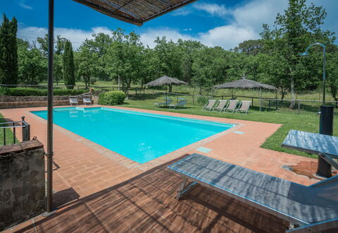 Borgo La Casina - Badia Agnano, Toscana: Vand, Himmel, Ejendom, Plante, Svømmepøl, Bygning, Sky, Skygge, Azure, Træ