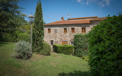 Fonte Nuova - Badia Agnano, Toscana: Plante, Himmel, Vindue, Bygning, Vegetationen, Land Lot, Naturlige Landskab, Træ, Græs, Sommerhus