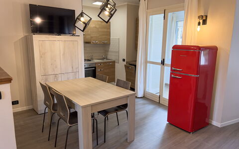 Apartment Tre - Diano Marina: Ejendom, Møbel, Bord, Cabinetry, Dør, Træ, Køkken, Vindue, Gulvbelægning, Indretning