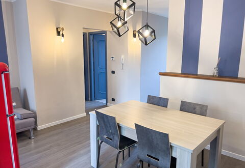 Apartment Tre - Diano Marina: Bord, Ejendom, Møbel, Stol, Træ, Indretning, Etage, Gulvbelægning, Hårdttræ, Bejdse