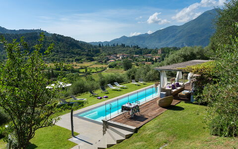 Luxury Green Marignana Villa, Versilia, Pool, Ac,: Plante, Sky, Vand, Bjerg, Himmel, Svømmepøl, Naturlige Landskab, Træ, Udendørs Møbler, Græs