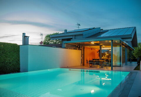 Villa Dalia Venezia: Vand, Himmel, Ejendom, Plante, Svømmepøl, Azure, Sky, Skygge, Bygning, Udendørs Møbler