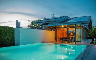 Villa Dalia Venezia: Vand, Himmel, Ejendom, Plante, Svømmepøl, Azure, Sky, Skygge, Bygning, Udendørs Møbler