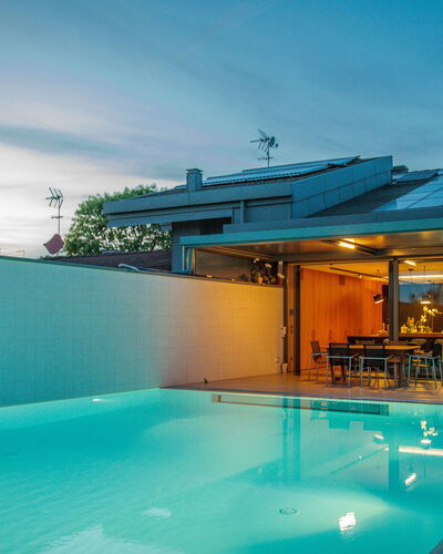 Villa Dalia Venezia: Vand, Himmel, Ejendom, Plante, Svømmepøl, Azure, Sky, Skygge, Bygning, Udendørs Møbler