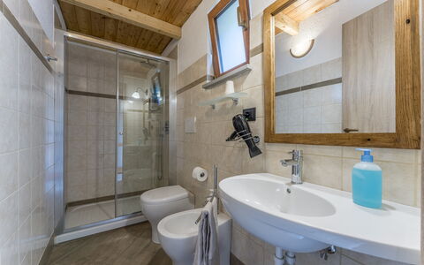 Casa Aurora - Recco, Liguria: Spejl, Tap, Sanitærarmatur, Håndvask, Ejendom, Badeværelsesvask, Badeværelse, Purple, Arkitektur