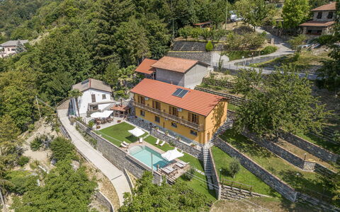 Casa Aurora - Recco, Liguria: Bygning, Ejendom, Plante, Vindue, Træ, Land Lot, Urban Design, Hus, Kvarter, Boligområde