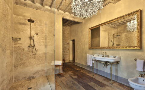 Villa Dell'abate: Spejl, Ejendom, Tap, Sanitærarmatur, Håndvask, Badeværelse, Træ, Belysning, Bygning, Indretning