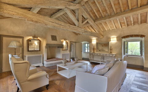 Villa Dell'abate: Couch, Møbel, Ejendom, Vindue, Bord, Træ, Indretning, Stue, Billedramme, Stol