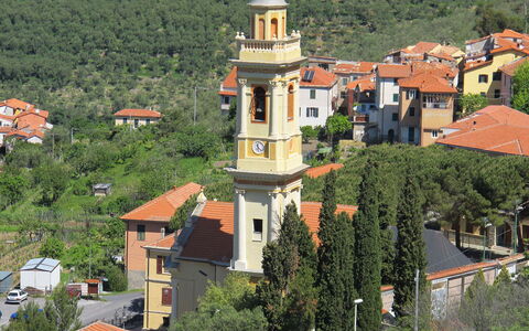 Chiusanico 615: Vand, Bygning, Plante, Himmel, Daytime, Ejendom, Svømmepøl, Azure, Vindue, Træ