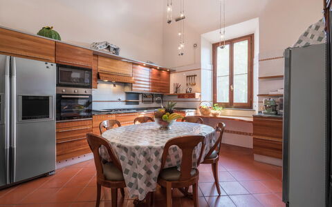 Villa Recanati, Val D'orcia, Private Pool, Jacuzzi: Møbel, Cabinetry, Bord, Countertop, Stol, Køkken, Træ, Indretning, Gulvbelægning, Etage