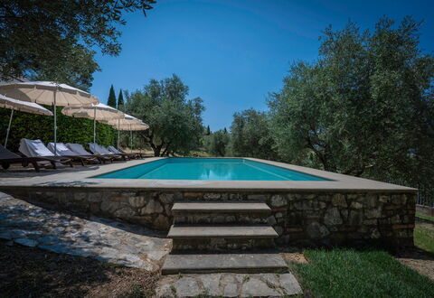 Villa Recanati, Val D'orcia, Private Pool, Jacuzzi: Vand, Himmel, Bygning, Plante, Svømmepøl, Skygge, Træ, Rektangel, Hus, Udendørs Møbler