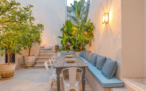 Dimora Cocchi: Plante, Ejendom, Bord, Indretning, Bygning, Træ, Orange, Blomst, Arkitektur, Blomsterkrukke