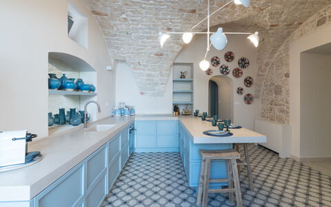 Dimora Cocchi: Bord, Møbel, Ejendom, Cabinetry, Azure, Tap, Indretning, Belysning, Countertop, Hylde