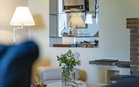 Villa Zara: Ejendom, Bord, Stue, Komfort, Couch, Indretning, Bygning, Belysning, Arkitektur, Lampe