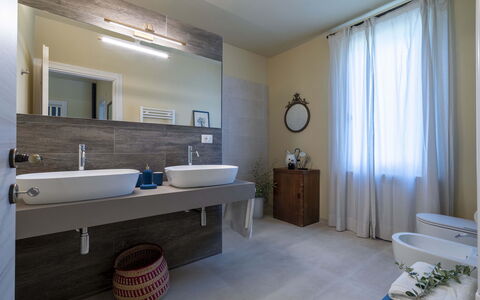 Villa Zara: Spejl, Håndvask, Tap, Sanitærarmatur, Azure, Plante, Bygning, Træ, Gardin, Badeværelse