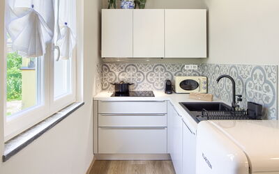 Palma - First Floor Apartment: Cabinetry, Køkkenvask, Ejendom, Håndvask, Tap, Countertop, Sanitærarmatur, Vindue, Indretning, Køkken