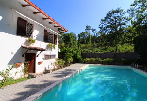 Pupa House: Vand, Plante, Himmel, Bygning, Svømmepøl, Azure, Træ, Fritid, Skygge, Boligområde