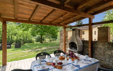 Locanda Di Alberi Without Kitchen: Bord, Plante, Ejendom, Bygning, Bordservice, Skygge, Indretning, Træ, Udendørs Møbler, Træ