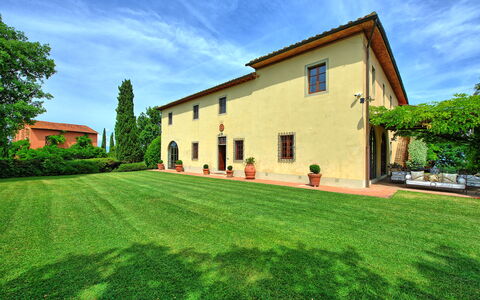 Villa Marliana: Sky, Plante, Himmel, Bygning, Træ, Grøn, Vindue, Naturlige Landskab, Arkitektur, Land Lot