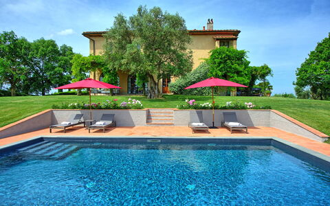 Villa Marliana: Vand, Himmel, Plante, Sky, Ejendom, Svømmepøl, Træ, Azure, Blå, Skygge