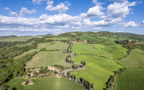 Monticchiello Apartment With Garden, Wifi, Pienza,: Sky, Himmel, Naturlige Landskab, Bjerg, Land Lot, Highland, Terræn, Cumulus, Græs, Landskab