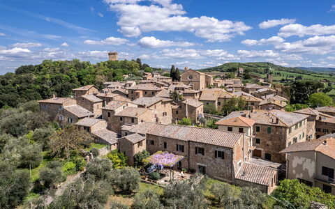 Monticchiello Apartment With Garden, Wifi, Pienza,: Sky, Himmel, Plante, Bygning, Daytime, Træ, Hus, Vindue, Naturlige Landskab, Landskab