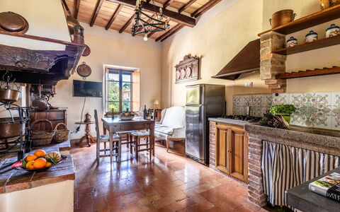 Monticchiello Apartment With Garden, Wifi, Pienza,: Bord, Møbel, Ejendom, Cabinetry, Træ, Køkken, Indretning, Countertop, Billedramme, Stue