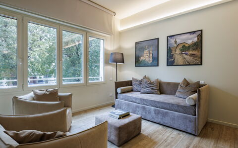 Betty Florence Charming Modern Apartment Near Piaz: Couch, Ejendom, Møbel, Billedramme, Træ, Indretning, Belysning, Vindue, Etage, Skygge