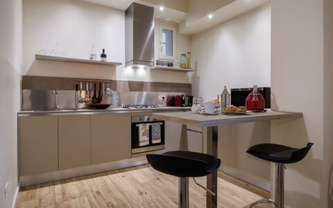 Betty Florence Charming Modern Apartment Near Piaz: Cabinetry, Møbel, Bygning, Countertop, Træ, Indretning, Gulvbelægning, Etage, Bord, Køkken