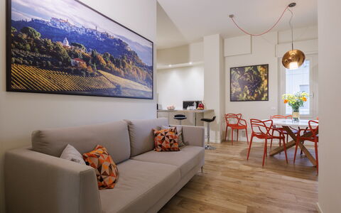 Betty Florence Charming Modern Apartment Near Piaz: Billedramme, Møbel, Ejendom, Couch, Bord, Orange, Indretning, Plante, Komfort, Stue
