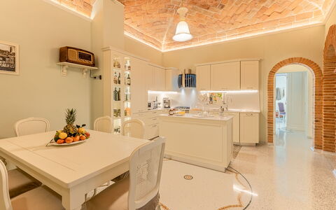 Charming Apartment Cartoni - Città Della Pieve, Um: Møbel, Bord, Bygning, Stol, Belysning, Billedramme, Indretning, Etage, Gulvbelægning, Skuffe