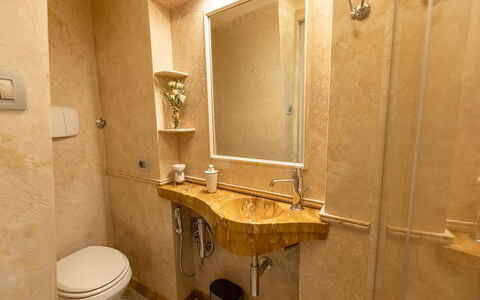 Charming Apartment Cartoni - Città Della Pieve, Um: Spejl, Tap, Sanitærarmatur, Badeværelsesvask, Håndvask, Plante, Bygning, Badeværelse, Etage, Vvs