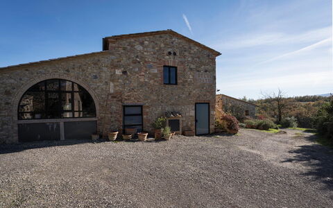 Lina - Podere Ribatti - Casole D'elsa, Toscana: Himmel, Ejendom, Plante, Vindue, Bygning, Sky, Land Lot, Vejbelægning, Landskab, Facade